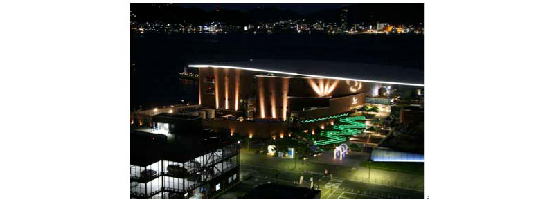 下関市・海響館で恒例イベント「夜の水族館」を開催