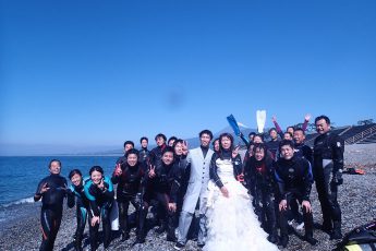 初の試み！千本浜でLogoseaseを使用した水中結婚式
