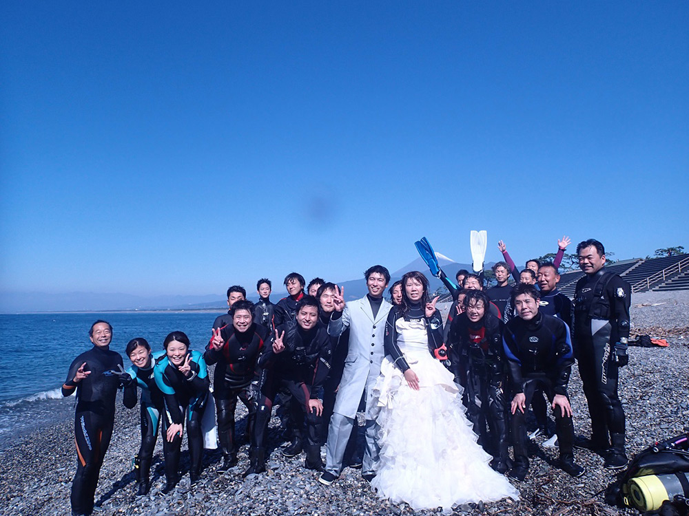 初の試み！千本浜でLogoseaseを使用した水中結婚式