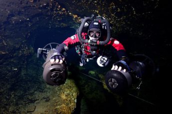 4/11　世界記録を持つ水中探検家ケイシー・マッキンレー氏来日